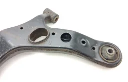 Рычаг передний правый нижний для Toyota RAV4 на фотографиях