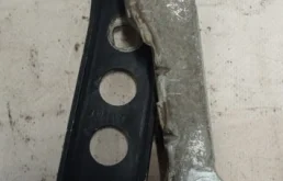 Петля капота правая для Skoda Octavia 2010 года на фотографиях