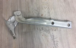 Крепление петли капота для Volkswagen Tiguan на фотографиях