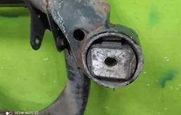 Подрамник двигателя для Volkswagen Touareg 2004 года на фотографиях