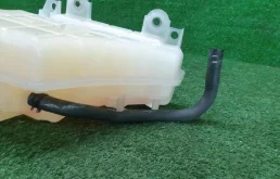 Бачок стеклоомывателя передний для Toyota Land Cruiser 2018 года на фотографиях