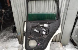 Дверь задняя правая для Volkswagen Touareg 2003 года на фотографиях