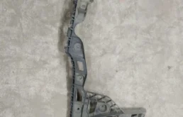 Кронштейн заднего бампера левый для Volkswagen Polo 2011 года на фотографиях