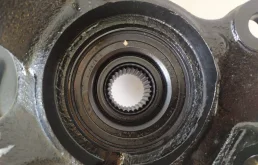 Кулак поворотный левый для Nissan X-Trail 2001 года на фотографиях