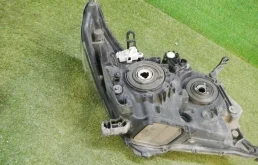 Фара ксенон левая для Toyota Land Cruiser 2009 года на фотографиях