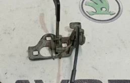 Замок капота для Skoda Octavia 2012 года на фотографиях