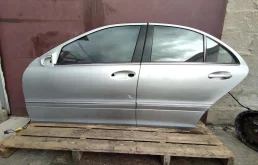 Стекла и зеркала для Mercedes-Benz C class 2004 года на фотографиях