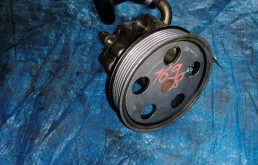 Насос ГУР для Audi A4 2001 года на фотографиях