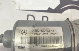 Трапеция стеклоочистителей для Mercedes-Benz S class 2015 года на фотографиях