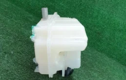 Бачок стеклоомывателя передний для Toyota Land Cruiser 2018 года на фотографиях