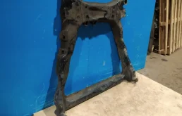 Подрамник двигателя для Nissan X-Trail 2011 года на фотографиях