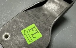 Фиксатор стойки капота для Mercedes-Benz GLK class на фотографиях