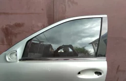 Стекла и зеркала для Mercedes-Benz C class 2004 года на фотографиях