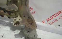 Усилитель переднего бампера для Nissan X-Trail 2005 года на фотографиях