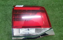 Фонарь внутренний левый для Toyota Land Cruiser 2021 года на фотографиях