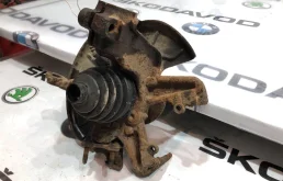 Кулак поворотный левый для Skoda Octavia 2006 года на фотографиях