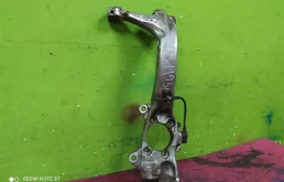 Кулак поворотный левый для Audi A6 2001 года на фотографиях