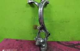 Кулак поворотный левый для Audi A6 2008 года на фотографиях