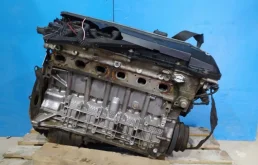 Двигатель без навесного для BMW 5er 2004 года на фотографиях