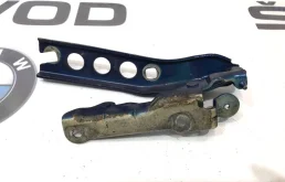 Петля капота правая для Skoda Octavia 2010 года на фотографиях