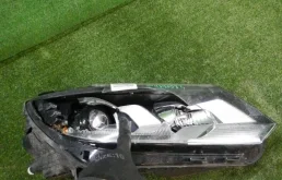 Фара правая для Volkswagen Tiguan 2007 года на фотографиях