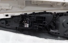 Уплотнитель передней правой двери для Nissan X-Trail 2022 года на фотографиях