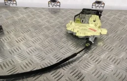 Замок передней левой двери для Volkswagen Passat 2007 года на фотографиях