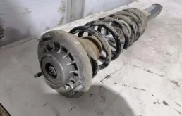 Амортизатор передний левый для BMW 5er 2012 года на фотографиях