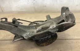 Кулак поворотный левый для Audi A6 2012 года на фотографиях