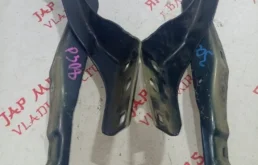 Петля капота левая для Peugeot 308 2010 года на фотографиях