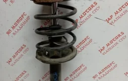 Амортизатор передний левый для Nissan X-Trail 2004 года на фотографиях