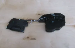 Уплотнитель передней правой двери для BMW 5er 2010 года на фотографиях