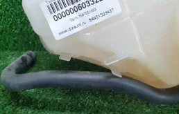 Бачок стеклоомывателя передний для Toyota Land Cruiser 2018 года на фотографиях