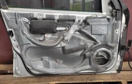 Стекла и зеркала для Mercedes-Benz C class 2004 года на фотографиях