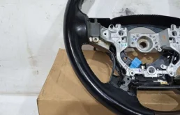 Руль для Toyota Land Cruiser 2021 года на фотографиях