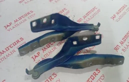 Петля капота левая для Peugeot 308 2010 года на фотографиях