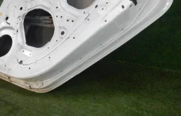 Накладка на дверь задняя правая для Hyundai Solaris 2010 года на фотографиях