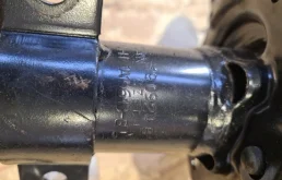 Амортизатор передний левый для Nissan Qashqai 2015 года на фотографиях