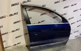 Дверь передняя правая для Volkswagen Passat 2005 года на фотографиях