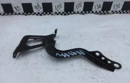 Петля капота левая для Toyota RAV4 2024 года на фотографиях