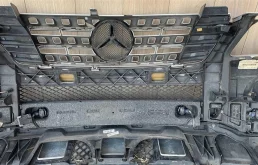 Накладка переднего бампера для Mercedes-Benz M class 2002 года на фотографиях