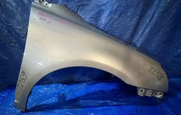 Крыло правое для Toyota Avensis 2004 года на фотографиях