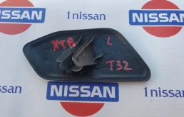 Крышка форсунки фароомывателя левая для Nissan X-Trail 2018 года на фотографиях