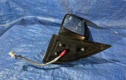 Стекла и зеркала для Nissan X-Trail 2006 года на фотографиях