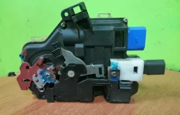 Замок передней левой двери для Volkswagen Touareg 2005 года на фотографиях