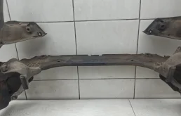 Подрамник двигателя для Audi A6 2012 года на фотографиях