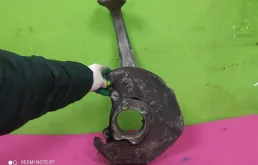 Кулак поворотный правый для Audi A4 2009 года на фотографиях