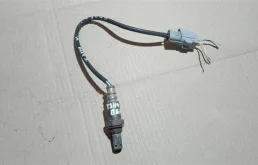 Лямбда-зонд (верхний) для Nissan X-Trail на фотографиях