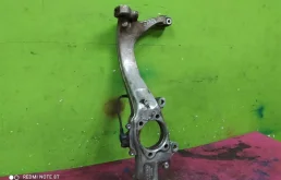 Кулак поворотный левый для Audi A6 2001 года на фотографиях