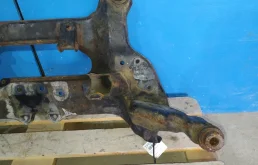 Подрамник двигателя для Nissan X-Trail 2004 года на фотографиях